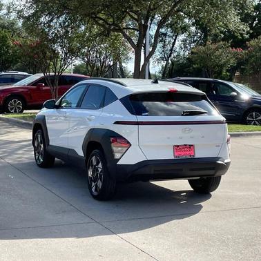 Atlas White 2025 Hyundai KONA SEL