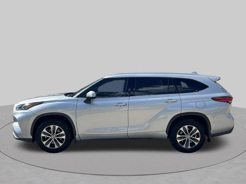 Celestial Silver Metallic 2022 Toyota Highlander Hybrid XLE