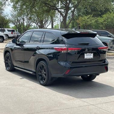 Midnight Black Metallic 2022 Toyota Highlander LE