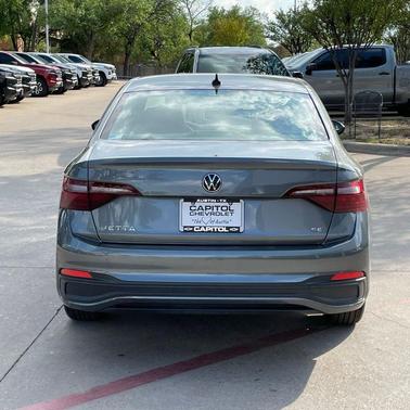 Platinum Gray Metallic 2024 Volkswagen Jetta 1.5T SE