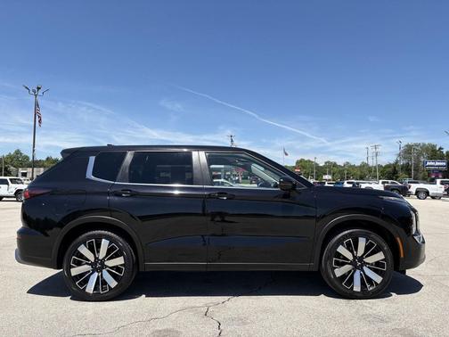BLACK 2025 Mitsubishi Outlander SE S-AWC