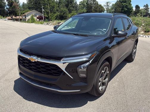 Mosaic Black Metallic 2025 Chevrolet Trax LT