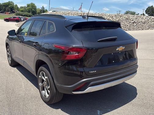 Mosaic Black Metallic 2025 Chevrolet Trax LT