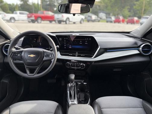 Mosaic Black Metallic 2025 Chevrolet Trax LT