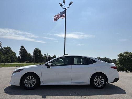 Ice Cap 2025 Toyota Camry SE