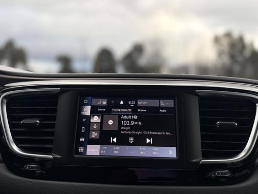 2024 Chrysler Voyager LX