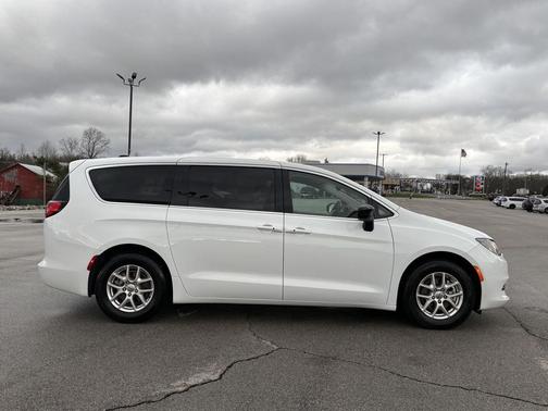 2024 Chrysler Voyager LX