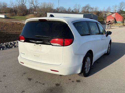 2024 Chrysler Voyager LX