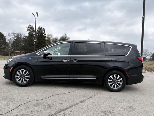 2023 Chrysler Pacifica Hybrid Limited