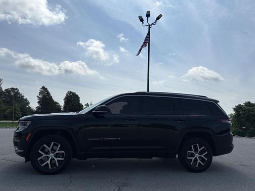 Diamond Black Crystal Pearlcoat 2023 Jeep Grand Cherokee L Limited