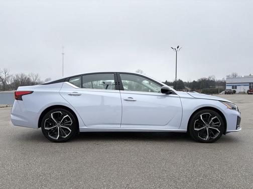 2023 Nissan Altima SR FWD