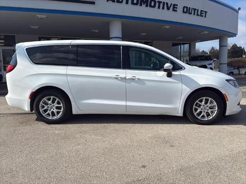 2022 Chrysler Voyager LX