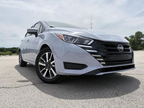 Gray Sky Pearl 2023 Nissan Versa 1.6 SV