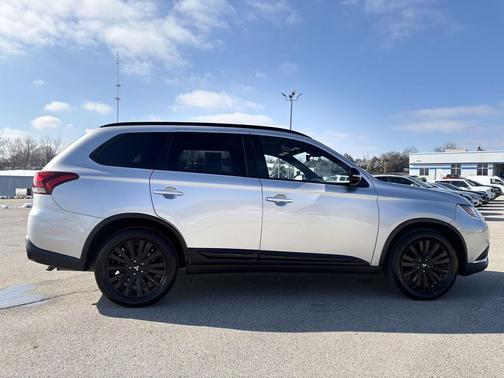 2020 Mitsubishi Outlander SE