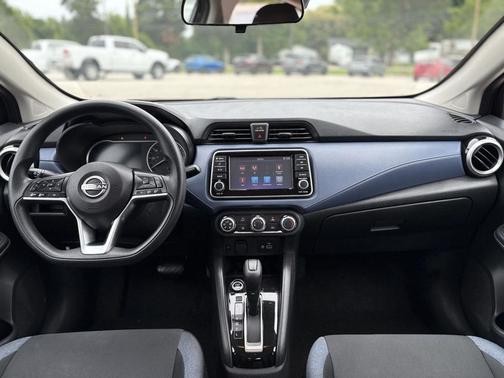 Super Black 2023 Nissan Versa 1.6 SV