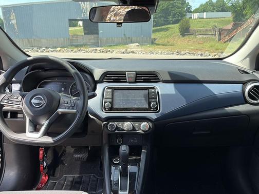 Super Black 2023 Nissan Versa 1.6 SV