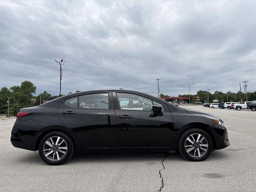 Super Black 2023 Nissan Versa 1.6 SV