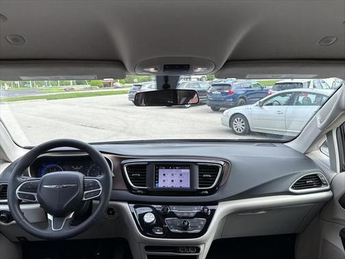 2022 Chrysler Voyager LX