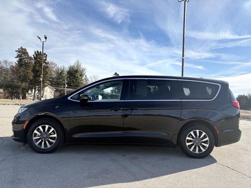 2024 Chrysler Pacifica Hybrid Select