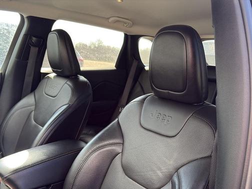 Diamond Black Crystal Pearlcoat 2019 Jeep Cherokee Limited