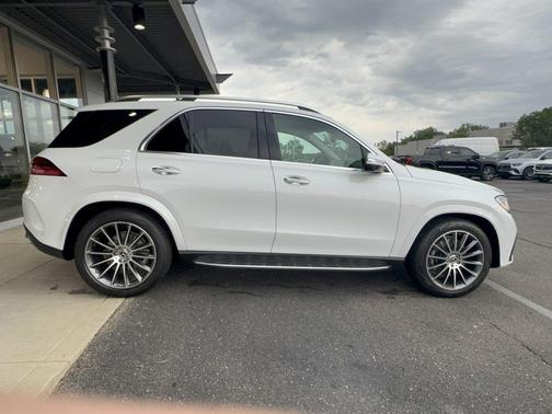 MANUFAKTUR Moonlight White Metallic 2026 Mercedes-Benz GLE 450 4MATIC