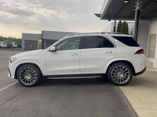 MANUFAKTUR Moonlight White Metallic 2026 Mercedes-Benz GLE 450 4MATIC