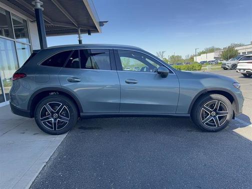 Verde Silver Metallic 2026 Mercedes-Benz GLC 300 4MATIC