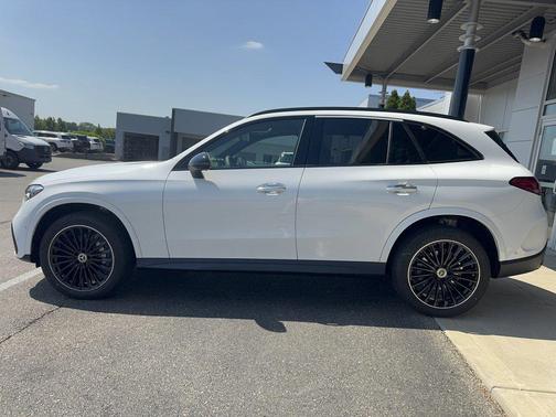 MANUFAKTUR Moonlight White Metallic 2026 Mercedes-Benz GLC 300 4MATIC
