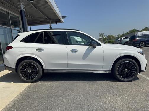 MANUFAKTUR Moonlight White Metallic 2026 Mercedes-Benz GLC 300 4MATIC