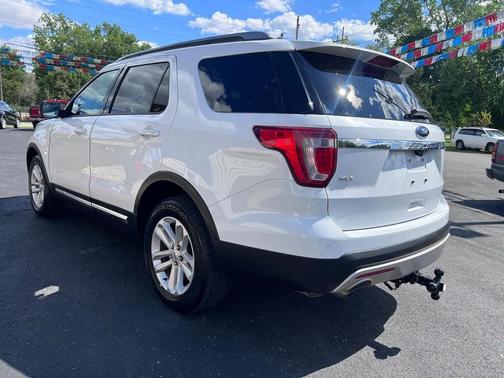 White 2016 Ford Explorer XLT