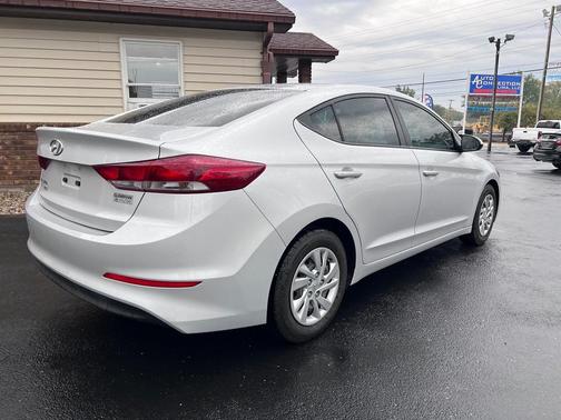 2018 Hyundai ELANTRA SE