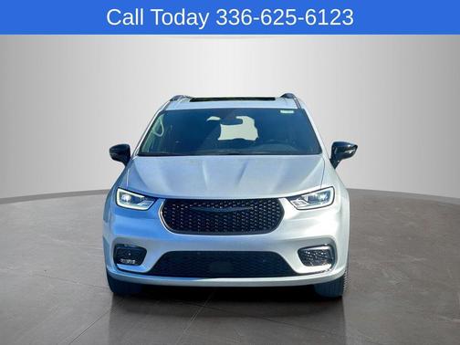 Silver Mist Clearcoat 2026 Chrysler Pacifica Limited