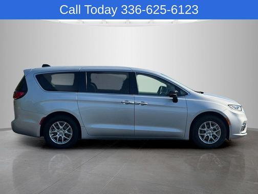 Silver Mist Clearcoat 2024 Chrysler Pacifica Touring-L