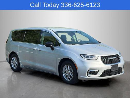 Silver Mist Clearcoat 2024 Chrysler Pacifica Touring-L