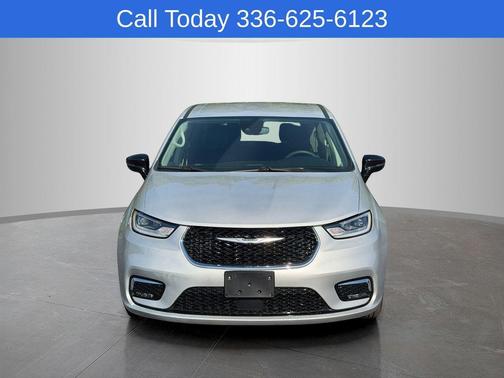 Silver Mist Clearcoat 2024 Chrysler Pacifica Touring-L