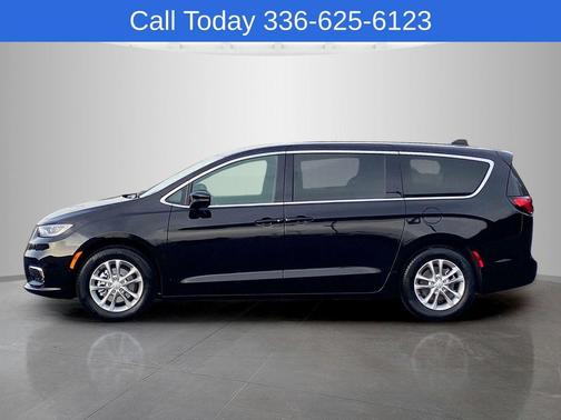 Diamond Black 2026 Chrysler Pacifica Select