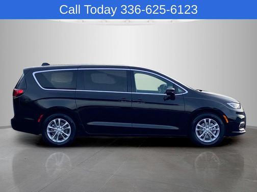 Diamond Black 2026 Chrysler Pacifica Select