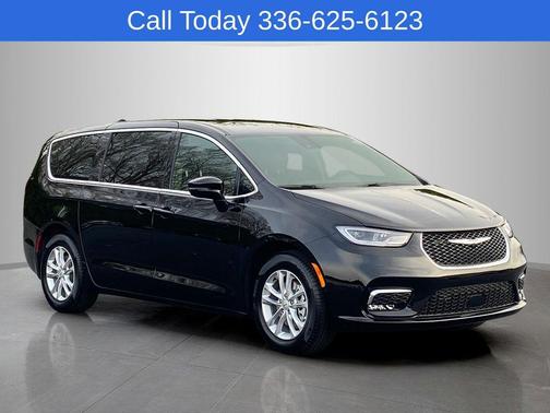 Diamond Black 2026 Chrysler Pacifica Select