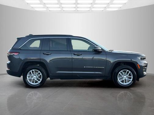 Metallic 2026 Jeep Grand Cherokee Laredo
