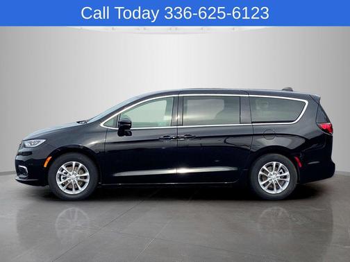 Diamond Black 2026 Chrysler Pacifica Select