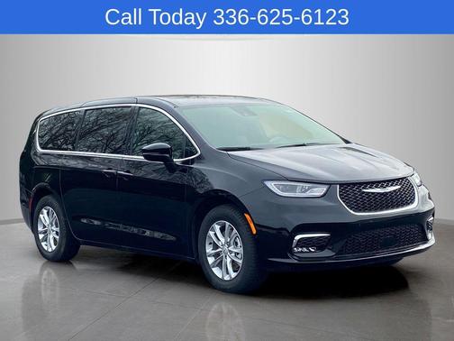 Diamond Black 2026 Chrysler Pacifica Select