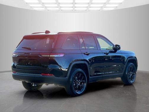 2026 Jeep Grand Cherokee Laredo
