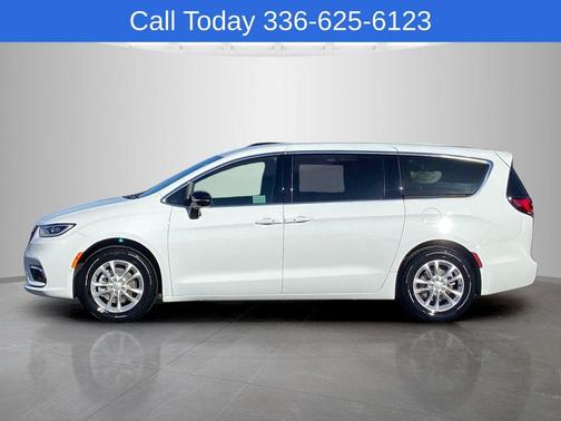 Bright White Clearcoat 2026 Chrysler Pacifica Select