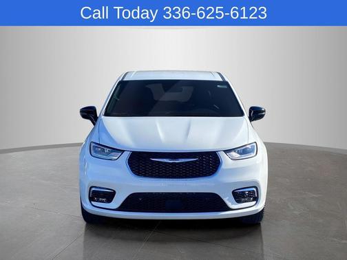 Bright White Clearcoat 2026 Chrysler Pacifica Select