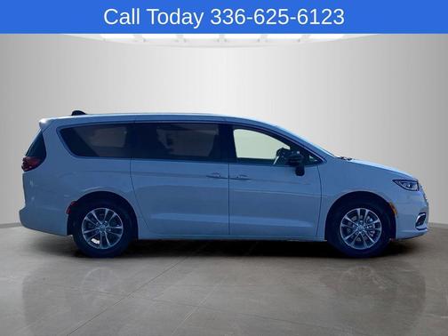 Bright White Clearcoat 2026 Chrysler Pacifica Select