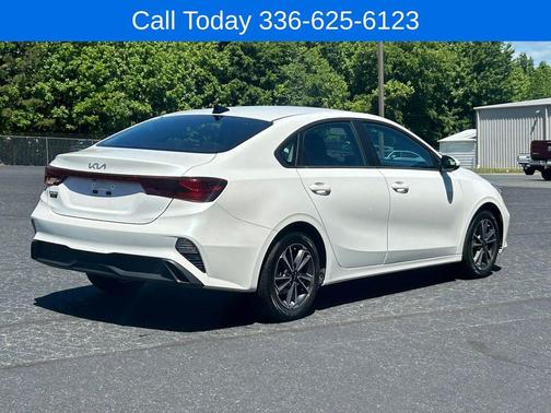 Snow White Pearl 2024 Kia Forte LXS
