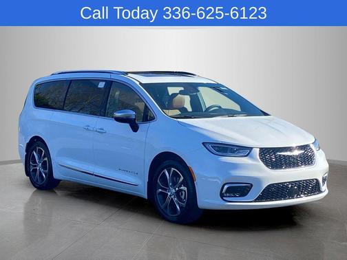Bright White Clearcoat 2026 Chrysler Pacifica Pinnacle
