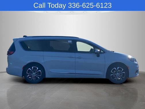 Bright White Clearcoat 2026 Chrysler Pacifica Pinnacle