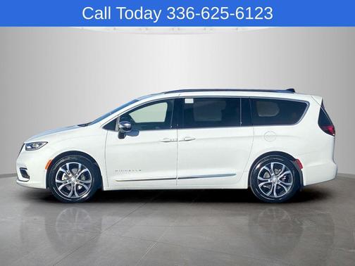 Bright White Clearcoat 2026 Chrysler Pacifica Pinnacle