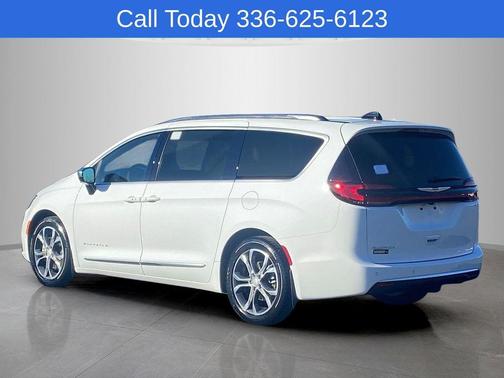 Bright White Clearcoat 2026 Chrysler Pacifica Pinnacle